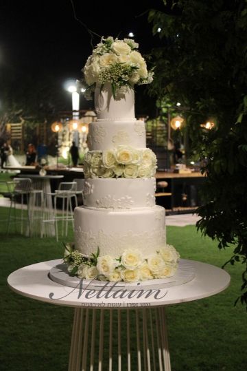 עוגת חתונה עם פרחים טריים